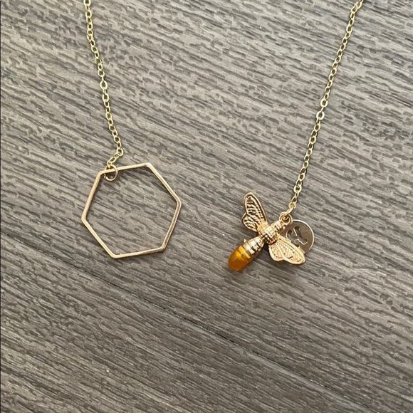 💕Gold Hexagon Bee Necklace - Picture 3 of 3